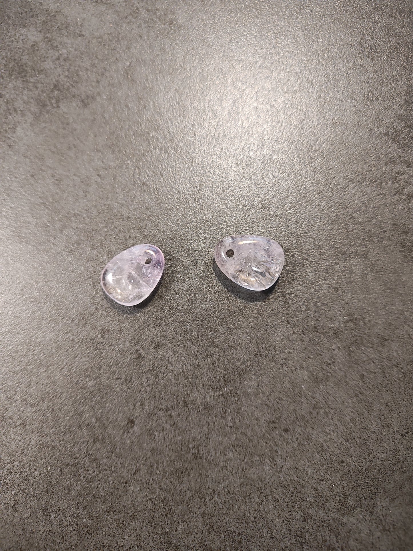 Ametist, trumlat hänge med rem