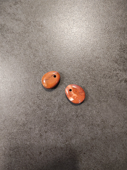 Röd Jaspis, trumlat hänge med rem