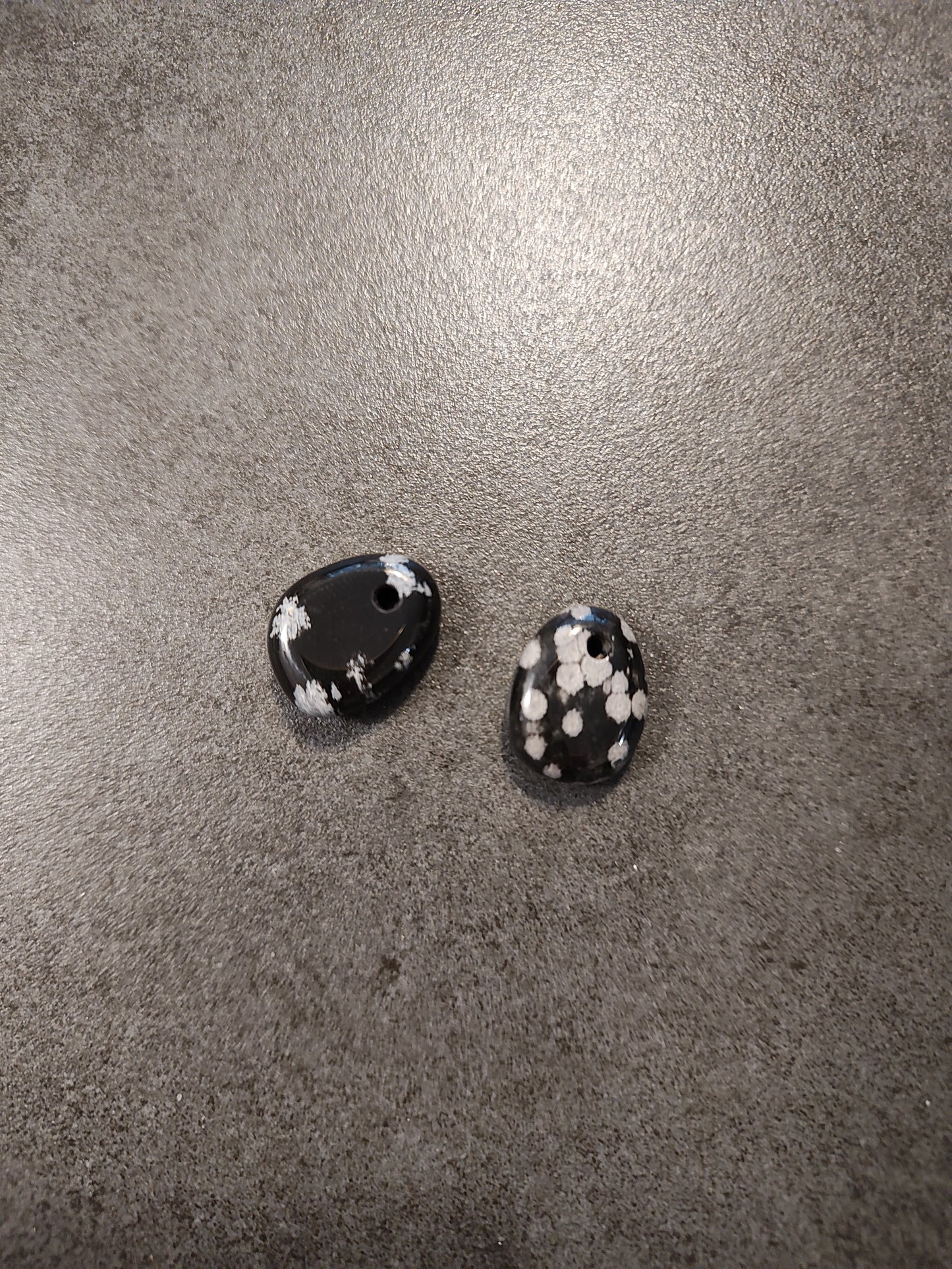 Obsidian snöflinga, trumlat hänge med rem