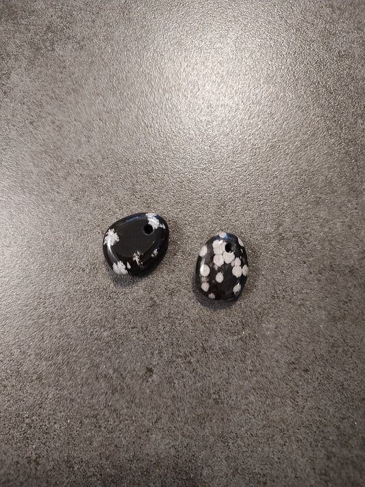 Obsidian snöflinga, trumlat hänge med rem